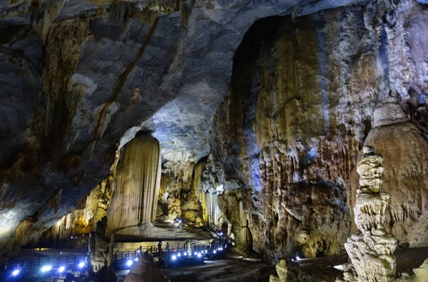 5. Những hang động kỳ vĩ: Nếu là người ưa tham hiểm, du khách hẳn sẽ mê đắm trong những hang động rộng lớn, kỳ vĩ ở Việt Nam, nổi tiếng nhất là hang Sơn Đoòng. Đây là cảnh quan lần đầu được khám phá năm 2009 và mới mở cửa cho khách du lịch từ năm 2012. Việc tham quan hang động này cũng rất hạn chế, giá cả rất đắt đi kèm với nhiều yêu cầu khắt khe. Ngoài Sơn Đoòng, du khách còn có thể bổ sung vào danh sách nhiều hang động tuyệt đẹp trải dài từ Bắc vào Nam nhưng di chuyển dễ dàng hơn nhiều.
