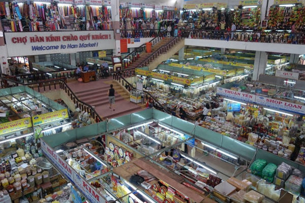 6. Những khu chợ: Khác với ở nhiều nước phương Tây, mỗi khu chợ chỉ bán một loại mặt hàng, phần lớn các khu chợ bình dân ở Việt Nam đều bán rất nhiều mặt hàng, từ đồ ăn tươi, khô, quần áo, vải vóc, giày dép, hàng tiêu dùng với văn hóa mang đặc trưng của địa phương.