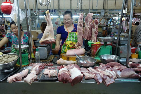 8. Thịt tươi sống: Cũng giống hải sản, thịt động vật ở Việt Nam thường được giết mổ ngay trong ngày. Một khách nước ngoài miêu tả, con lợn vừa được làm thịt cách đó 4-5 giờ nên màu đỏ tươi, hương vị ngon hơn hẳn loại đông lạnh trong siêu thị. Một miếng thịt tươi khi được nướng chín, tẩm ướp theo kiểu Việt Nam thực sự ngon khiến chúng tôi nhớ mãi.
