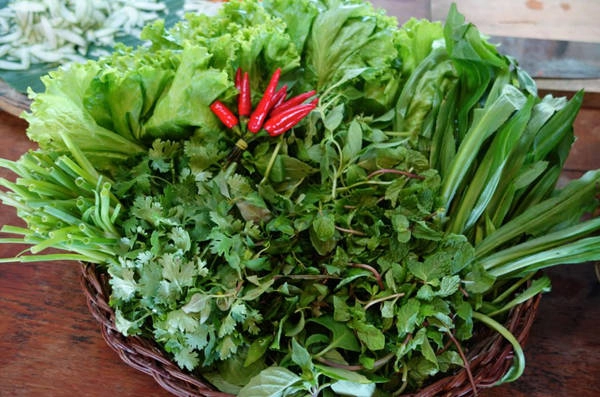9. Rau tươi: Du khách có thể không nhận ra tất cả các loại rau ở Việt Nam bởi chúng rất phong phú nhưng họ được khuyên rằng nên thử tất cả, từ mướp đắng, đu đủ xanh, các loại bầu bí... cho tới những loại rau gia vị hiếm khi tìm thấy ở nước ngoài như rau mùi, húng, bạc hà... mang lại hương vị bổ sung rất đặc sắc cho ẩm thực Việt.