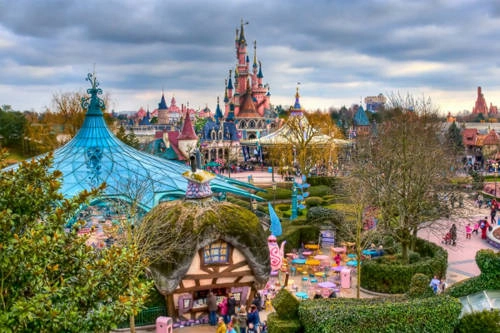 Disneyland ở Paris là nơi nhiều người đến thăm nhất châu Âu.