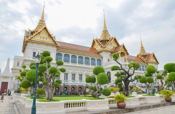 Hoàng cung Thái: Grand Palace, từng là nơi cư ngụ của gia đình hoàng gia Thái Lan, là kiến trúc mang tính chất lịch sử lâu dài, xây dựng từ năm 1782. Dù hiện tại, hoàng gia Thái Lan sống ở Cung điện Dusit, chính quyền nước này vẫn làm việc tại Grand Palace. Bên trong khuôn viên Grand Palace, bạn có thể ghé chùa Phật Ngọc (tên địa phương là Wat Phra Kaew). Chùa Phật Ngọc được coi là một trong những chùa linh thiêng nhất của Thái Lan. Ảnh: Bittenbythetravelbug. Hoàng cung Thái: Grand Palace, từng là nơi cư ngụ của gia đình hoàng gia Thái Lan, là kiến trúc mang tính chất lịch sử lâu dài, xây dựng từ năm 1782. Dù hiện tại, hoàng gia Thái Lan sống ở Cung điện Dusit, chính quyền nước này vẫn làm việc tại Grand Palace. Bên trong khuôn viên Grand Palace, bạn có thể ghé chùa Phật Ngọc (tên địa phương là Wat Phra Kaew). Chùa Phật Ngọc được coi là một trong những chùa linh thiêng nhất của Thái Lan. Ảnh: Bittenbythetravelbug.