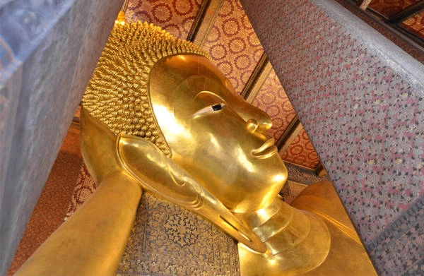 Chùa Wat Pho (hoặc Wat Po): Gọi là Chùa Đức Phật Tựa Lưng, Wat Pho là một trong những ngôi chùa cổ nhất ở Bangkok, nơi có bộ sưu tập hình ảnh Phật lớn nhất của Thái Lan. Nổi tiếng nhất là bức tượng Đức Phật ngồi dựa, dài 46 m, toàn bộ thân tượng được bọc vàng lá, chân thiết kế bằng xà cừ. Nếu muốn thư giãn, bạn có thể tìm đến trường dạy y học cổ truyền Thái, nằm ngay trong quần thể ngôi chùa. Trường cũng chính là nơi khai sinh ra nghệ thuật massage kiểu Thái. Ảnh: Bittenbythetravelbug. Chùa Wat Pho (hoặc Wat Po): Gọi là Chùa Đức Phật Tựa Lưng, Wat Pho là một trong những ngôi chùa cổ nhất ở Bangkok, nơi có bộ sưu tập hình ảnh Phật lớn nhất của Thái Lan. Nổi tiếng nhất là bức tượng Đức Phật ngồi dựa, dài 46 m, toàn bộ thân tượng được bọc vàng lá, chân thiết kế bằng xà cừ. Nếu muốn thư giãn, bạn có thể tìm đến trường dạy y học cổ truyền Thái, nằm ngay trong quần thể ngôi chùa. Trường cũng chính là nơi khai sinh ra nghệ thuật massage kiểu Thái. Ảnh: Bittenbythetravelbug.