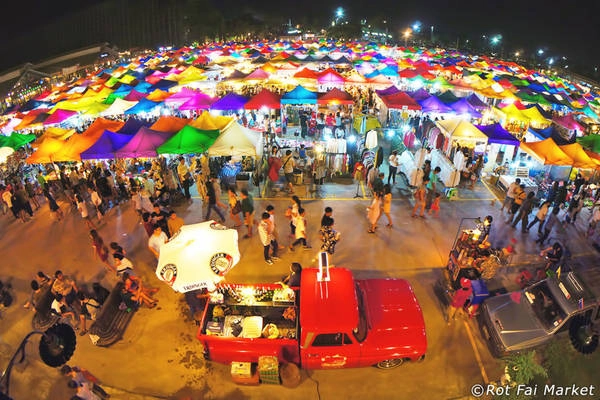 Chợ đêm Rot Fai (chợ Ga): Chợ đêm Rot Fai là địa điểm mua sắm ngoài trời với rất nhiều quầy hàng thời trang, đồ cổ, ẩm thực, mở cửa từ 18h tới nửa đêm, từ thứ năm tới chủ nhật. Sau khi mua sắm, bạn có thể ngồi nghỉ chân ở các quán ăn, thưởng thức các món ăn địa phương. Chợ đêm Rot Fai đầu tiên nằm ở đường Srinakarin Soi. Chợ Rot Fai Ratchada mới mở ở đường Ratchada gần trung tâm và thuận tiện hơn cho du khách. Ảnh: Rotfaimarket. Chợ đêm Rot Fai (chợ Ga): Chợ đêm Rot Fai là địa điểm mua sắm ngoài trời với rất nhiều quầy hàng thời trang, đồ cổ, ẩm thực, mở cửa từ 18h tới nửa đêm, từ thứ năm tới chủ nhật. Sau khi mua sắm, bạn có thể ngồi nghỉ chân ở các quán ăn, thưởng thức các món ăn địa phương. Chợ đêm Rot Fai đầu tiên nằm ở đường Srinakarin Soi. Chợ Rot Fai Ratchada mới mở ở đường Ratchada gần trung tâm và thuận tiện hơn cho du khách. Ảnh: Rotfaimarket.