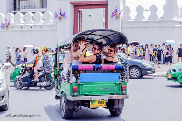 Ngồi xe tuk tuk: Xe tuk tuk chắc chắn là điều nên thử khi bạn tới Thái Lan. Một cuốc xe tuk tuk lượn quanh thành phố là cơ hội để ngắm cảnh đường phố cũng như một số địa điểm tham quan nổi tiếng. Nếu không, bạn có thể chọn thuê xe ôm. Ảnh: TomPost/ Shutterstock. Ngồi xe tuk tuk: Xe tuk tuk chắc chắn là điều nên thử khi bạn tới Thái Lan. Một cuốc xe tuk tuk lượn quanh thành phố là cơ hội để ngắm cảnh đường phố cũng như một số địa điểm tham quan nổi tiếng. Nếu không, bạn có thể chọn thuê xe ôm. Ảnh: TomPost/ Shutterstock.
