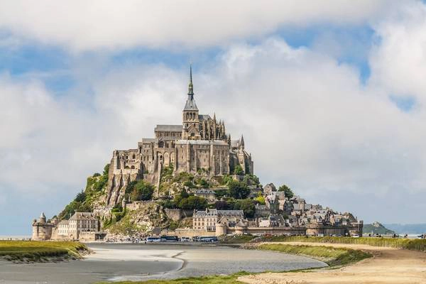 1. Normandy, Pháp: Ngoài khung cảnh và kiến trúc đẹp như trong cổ tích, Normandy còn là nơi xuất phát của Tour de France 2016 và nơi tổ chức lễ hội Triannual Impressionist, đem lại màu sắc văn hóa đặc trưng cho vùng. 1. Normandy, Pháp: Ngoài khung cảnh và kiến trúc đẹp như trong cổ tích, Normandy còn là nơi xuất phát của Tour de France 2016 và nơi tổ chức lễ hội Triannual Impressionist, đem lại màu sắc văn hóa đặc trưng cho vùng.