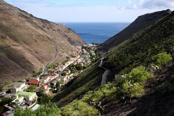 14. St. Helena, Lãnh thổ hải ngoại thuộc Anh: Hòn đảo xinh đẹp này giống như một thiên đường trú ẩn nơi hạ giới. Du khách chỉ có thể tới đây bằng máy bay. St. Helena là nơi lý tưởng cho những ai muốn có một kỳ nghỉ bình yên, tĩnh lặng. 14. St. Helena, Lãnh thổ hải ngoại thuộc Anh: Hòn đảo xinh đẹp này giống như một thiên đường trú ẩn nơi hạ giới. Du khách chỉ có thể tới đây bằng máy bay. St. Helena là nơi lý tưởng cho những ai muốn có một kỳ nghỉ bình yên, tĩnh lặng.