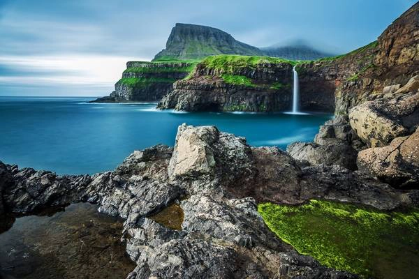 2. Quần đảo Faroe, Đan Mạch: Quần đảo này giống như một vùng đất thần tiên phương bắc ngoài đời thật. Với 18 hòn đảo nhỏ, khu vực này sở hữu những kỳ quan thiên nhiên hoang sơ, nhưng vẫn có đủ kết nối để cho du khách trải nghiệm ẩm thực hạng sang, thời trang độc đáo và các lễ hội âm nhạc Scandinavia. 2. Quần đảo Faroe, Đan Mạch: Quần đảo này giống như một vùng đất thần tiên phương bắc ngoài đời thật. Với 18 hòn đảo nhỏ, khu vực này sở hữu những kỳ quan thiên nhiên hoang sơ, nhưng vẫn có đủ kết nối để cho du khách trải nghiệm ẩm thực hạng sang, thời trang độc đáo và các lễ hội âm nhạc Scandinavia.