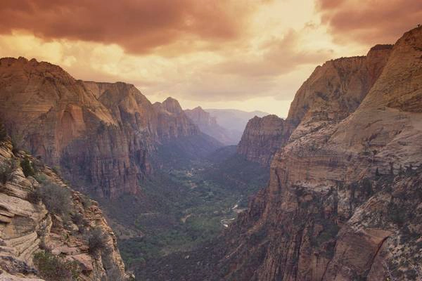 3. Công viên Zion, Utah, Mỹ: Tạp chí Fodor bình chọn Utah là điểm đến hàng đầu thế giới năm 2016, và chỉ cần nhìn qua công viên Zion là bạn sẽ biết tại sao. Khung cảnh độc đáo của Utah có từ những đỉnh núi phủ tuyết tới bãi biển cát mịn. Tới đây vào bất cứ thời điểm nào trong năm, bạn cũng sẽ có một chuyến thám hiểm để đời. 3. Công viên Zion, Utah, Mỹ: Tạp chí Fodor bình chọn Utah là điểm đến hàng đầu thế giới năm 2016, và chỉ cần nhìn qua công viên Zion là bạn sẽ biết tại sao. Khung cảnh độc đáo của Utah có từ những đỉnh núi phủ tuyết tới bãi biển cát mịn. Tới đây vào bất cứ thời điểm nào trong năm, bạn cũng sẽ có một chuyến thám hiểm để đời.