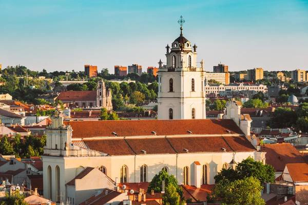 6. Vilnius, Lithuania: Lithuania có vẻ là một cái tên khá xa lạ, nhưng quốc gia này có một bề dày lịch sử và kiến trúc ấn tượng, những khu rừng hoang sơ, bãi biển đẹp và đồ ăn hấp dẫn. Thủ đô Vilnius của Lithuania được UNESCO công nhận là Di sản thế giới. 6. Vilnius, Lithuania: Lithuania có vẻ là một cái tên khá xa lạ, nhưng quốc gia này có một bề dày lịch sử và kiến trúc ấn tượng, những khu rừng hoang sơ, bãi biển đẹp và đồ ăn hấp dẫn. Thủ đô Vilnius của Lithuania được UNESCO công nhận là Di sản thế giới.