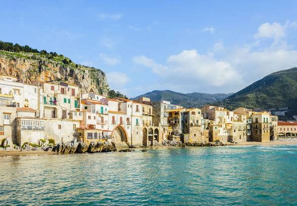 8. Sicily, Italy: Vẻ đẹp của vùng Địa Trung Hải và nền văn hóa thâm trầm khiến Sicily là nơi nghỉ dưỡng hoàn hảo cho năm 2016. Gần đây, Sicily còn nổi tiếng nhờ rượu vang và những vườn nho ngon tuyệt. 8. Sicily, Italy: Vẻ đẹp của vùng Địa Trung Hải và nền văn hóa thâm trầm khiến Sicily là nơi nghỉ dưỡng hoàn hảo cho năm 2016. Gần đây, Sicily còn nổi tiếng nhờ rượu vang và những vườn nho ngon tuyệt.