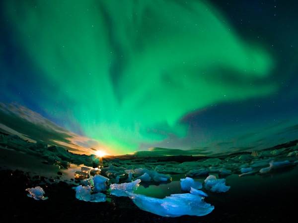 <strong>Alaska:</strong> Bang nằm xa nhất về phía Nam của Mỹ là nơi duy nhất ở quốc gia này thường xuyên có Bắc cực quang. Màn trình diễn ánh sáng thiên nhiên kỳ vĩ này hình thành do sự tương tác của các hạt trong gió mặt trời với từ trường của hành tinh. <strong>Alaska:</strong> Bang nằm xa nhất về phía Nam của Mỹ là nơi duy nhất ở quốc gia này thường xuyên có Bắc cực quang. Màn trình diễn ánh sáng thiên nhiên kỳ vĩ này hình thành do sự tương tác của các hạt trong gió mặt trời với từ trường của hành tinh.