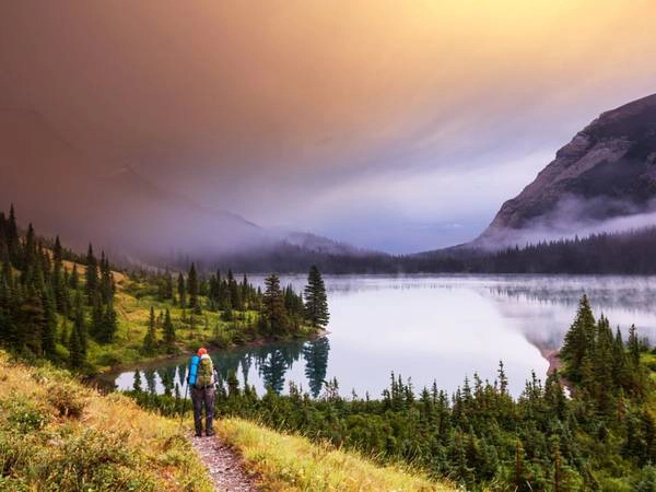 Montana: Công viên quốc gia Glacier nổi tiếng với những đỉnh núi hiểm trở, rừng nguyên sinh, các thung lũng hình thành từ sông băng, đồng cỏ hoang sơ và làn nước trong vắt. Đây là thiên đường cho những người yêu thích đi bộ và leo núi, với tuyến đường mòn dài hơn 1.100 km. Montana: Công viên quốc gia Glacier nổi tiếng với những đỉnh núi hiểm trở, rừng nguyên sinh, các thung lũng hình thành từ sông băng, đồng cỏ hoang sơ và làn nước trong vắt. Đây là thiên đường cho những người yêu thích đi bộ và leo núi, với tuyến đường mòn dài hơn 1.100 km.