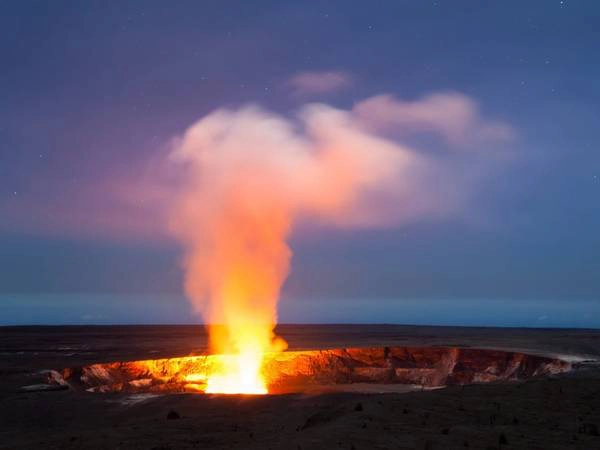 Hawaii: Ở núi lửa Kilauea, nham thạch phun ra nguy hiểm, nhưng tạo cảnh tượng lộng lẫy. Hawaii: Ở núi lửa Kilauea, nham thạch phun ra nguy hiểm, nhưng tạo cảnh tượng lộng lẫy.