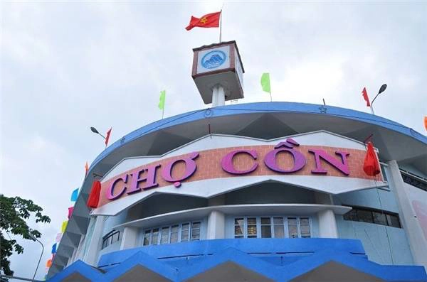 Chợ Cồn nằm trên một cồn đất cao giữa lòng phố. (Ảnh: Internet)