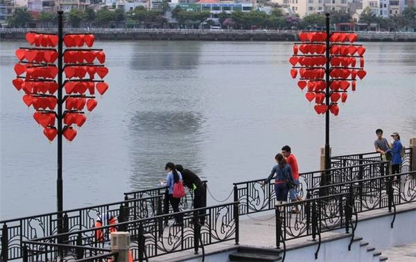 Chiếc cầu được xây dựng theo ý tưởng từ những cây cầu treo ổ khóa tình yêu nổi tiếng thế giới như Pont des Arts (Pháp), Hohenzollern (Đức), Milvio (Ý) hay Tretriakovsky (Nga). (Ảnh: Internet)