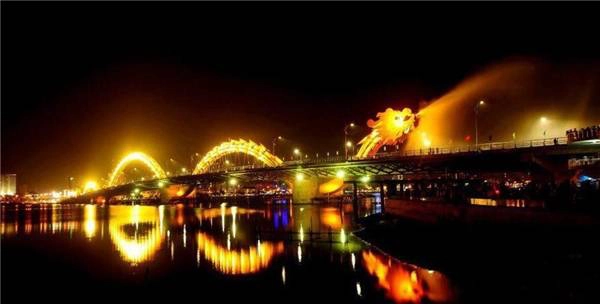 21h tối thứ 7, chủ nhật và các ngày lễ lớn, người dân và du khách được chứng kiến cảnh rồng phun lửa và nước – (Ảnh: Internet).