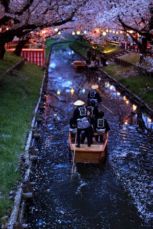 Sông ở Kawagoe: Nếu có nhiều thời gian ở Tokyo, đừng quên bỏ ra một ngày để ghé qua Kawagoe - thành phố cách đó 30 phút di chuyển. Kawagoe được mệnh danh là "Little Edo" vì những con phố và dòng sông gợi về thời kỳ Edo (1603-1867). Hãy cố gắng sắp xếp kỳ nghỉ trùng vào lễ hội Kawagoe Festival. Sông ở Kawagoe: Nếu có nhiều thời gian ở Tokyo, đừng quên bỏ ra một ngày để ghé qua Kawagoe - thành phố cách đó 30 phút di chuyển. Kawagoe được mệnh danh là "Little Edo" vì những con phố và dòng sông gợi về thời kỳ Edo (1603-1867). Hãy cố gắng sắp xếp kỳ nghỉ trùng vào lễ hội Kawagoe Festival.