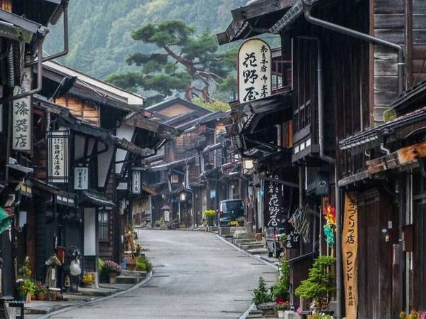 Đường mòn Nakasendo: Đây là tuyến đường bộ bắt đầu ở Kyoto và kết thúc ở Edo (Tokyo). Nakasendo có nghĩa đen là "con đường qua núi", là tuyến đường giao thông quan trọng trong thế kỷ 17. Ngày nay, đây là tuyến đường dành cho khách du lịch muốn khám phá lịch sử và cuộc sống vùng nông thôn Nhật Bản. Toàn bộ hành trình mất khoảng 10 ngày, bạn có thể mua tour bao gồm cả hướng dẫn, đồ ăn và chỗ ở. Đường mòn Nakasendo: Đây là tuyến đường bộ bắt đầu ở Kyoto và kết thúc ở Edo (Tokyo). Nakasendo có nghĩa đen là "con đường qua núi", là tuyến đường giao thông quan trọng trong thế kỷ 17. Ngày nay, đây là tuyến đường dành cho khách du lịch muốn khám phá lịch sử và cuộc sống vùng nông thôn Nhật Bản. Toàn bộ hành trình mất khoảng 10 ngày, bạn có thể mua tour bao gồm cả hướng dẫn, đồ ăn và chỗ ở.