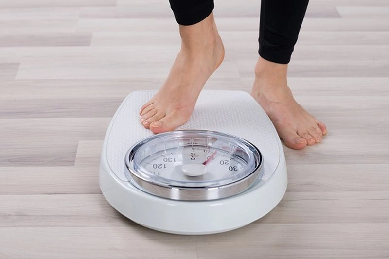 Uống quá nhiều nước có thể khiến cân nặng thay đổi thất thường