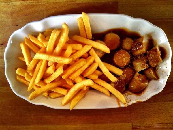 Món Currywurst là loại đồ ăn đường phố đặc trưng ở Đức, gồm xúc xích thịt heo chiên với hỗn hợp xốt cà chua và bột cà ri, ăn kèm bánh mì hoặc khoai tây chiên.