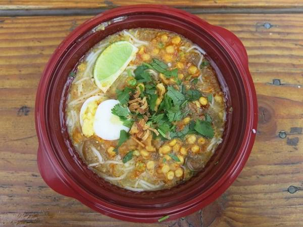 Mohingra là một món mì phổ biến ở Myanmar, với nước dùng nấu từ cá nước ngọt, nghệ, sả, bột đậu hoặc bột gạo cùng lõi cây chuối.