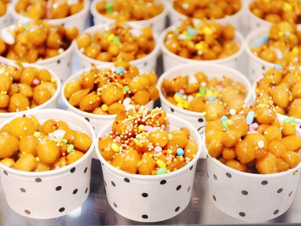 1. Struffoli: Những chiếc bánh tròn nhỏ được chiên vàng có lớp vỏ bên ngoài giòn rụm và phần xốp bên trong, bao phủ với một lớp mật ong, quế và vỏ cam. Các đầu bếp Ý còn rắc thêm một lớp hạt đường ma thuật đủ màu sắc bên ngoài khiến Struffoli thực sự khiến thực khách không thể cầm lòng. 1. Struffoli: Những chiếc bánh tròn nhỏ được chiên vàng có lớp vỏ bên ngoài giòn rụm và phần xốp bên trong, bao phủ với một lớp mật ong, quế và vỏ cam. Các đầu bếp Ý còn rắc thêm một lớp hạt đường ma thuật đủ màu sắc bên ngoài khiến Struffoli thực sự khiến thực khách không thể cầm lòng.