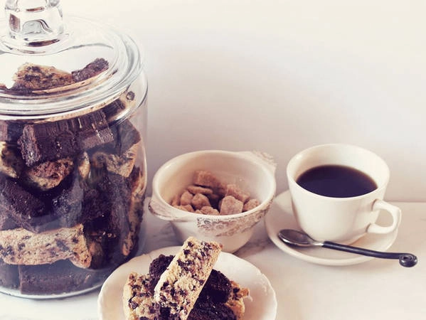 10. Biscotti: Bánh quy Biscotti còn gọi là “cantuccini”. Người Ý rất thích thưởng thích Biscotti với một tách cà phê hay trà. 10. Biscotti: Bánh quy Biscotti còn gọi là “cantuccini”. Người Ý rất thích thưởng thích Biscotti với một tách cà phê hay trà.