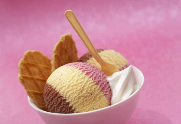 11. Kem Neapolitan: Đặt theo tên của thành phố Napoli, chiếc kem này có 3 lớp làm từ dâu tây, sô cô la và vani tương ứng với ba màu hồng nâu và trắng tương tự như màu lá cờ của Ý. 11. Kem Neapolitan: Đặt theo tên của thành phố Napoli, chiếc kem này có 3 lớp làm từ dâu tây, sô cô la và vani tương ứng với ba màu hồng nâu và trắng tương tự như màu lá cờ của Ý.