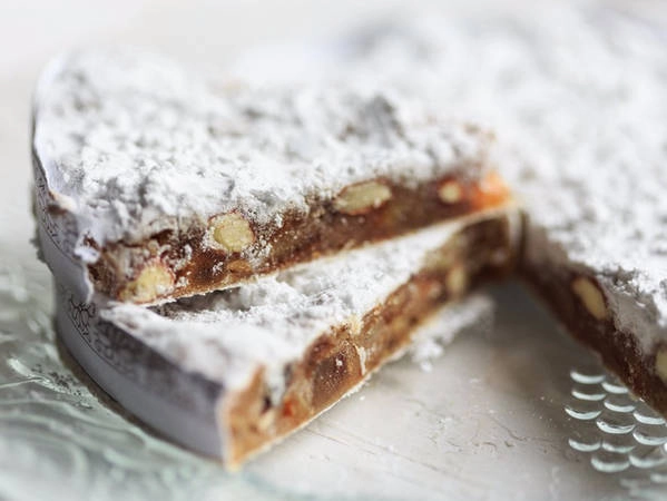 13. Panforte: Dù có rất nhiều kiểu biến thể nhưng về cơ bản Panforte được làm từ các loại hạt, trái cây và gia vị cay. Những miếng bánh màu nâu phủ lớp đường bột bên trên thường được phục vụ cùng cà phê hoặc rượu sau mỗi bữa ăn. 13. Panforte: Dù có rất nhiều kiểu biến thể nhưng về cơ bản Panforte được làm từ các loại hạt, trái cây và gia vị cay. Những miếng bánh màu nâu phủ lớp đường bột bên trên thường được phục vụ cùng cà phê hoặc rượu sau mỗi bữa ăn.