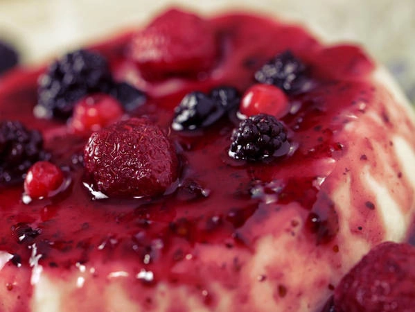 14. Panna cotta: Panna Cotta trong tiếng Ý có nghĩa là “kem nấu”, là một món tráng miệng đơn giản nhưng vô cùng tinh tế. Được làm từ các nguyên liệu như kem sữa, sữa tươi, bột gelatin,… và trang trí với mứt hay hoa quả tùy ý. 14. Panna cotta: Panna Cotta trong tiếng Ý có nghĩa là “kem nấu”, là một món tráng miệng đơn giản nhưng vô cùng tinh tế. Được làm từ các nguyên liệu như kem sữa, sữa tươi, bột gelatin,… và trang trí với mứt hay hoa quả tùy ý.