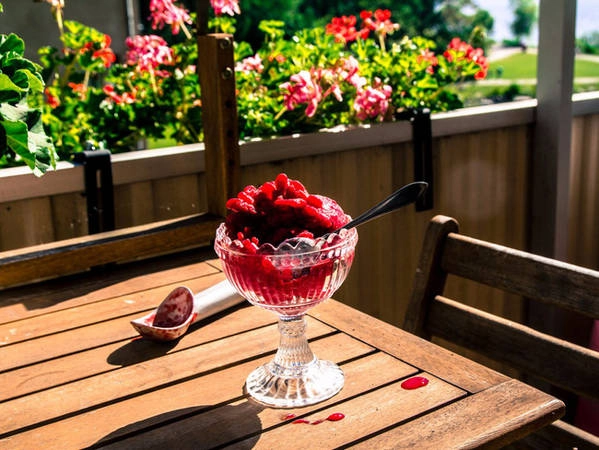 2. Granita: Món tráng miệng lạnh này có kết cấu và hương vị tương tự gần như sorbet, gelato và kem lạnh kiểu Ý. Bạn có thể chọn một vị yêu thích như chanh, me, bạc hà hoặc dâu tây rồi thưởng thức vị tươi mát tan dần trong vòm miệng, dưới cái nắng nhè nhẹ của vùng Địa Trung hải. 2. Granita: Món tráng miệng lạnh này có kết cấu và hương vị tương tự gần như sorbet, gelato và kem lạnh kiểu Ý. Bạn có thể chọn một vị yêu thích như chanh, me, bạc hà hoặc dâu tây rồi thưởng thức vị tươi mát tan dần trong vòm miệng, dưới cái nắng nhè nhẹ của vùng Địa Trung hải.