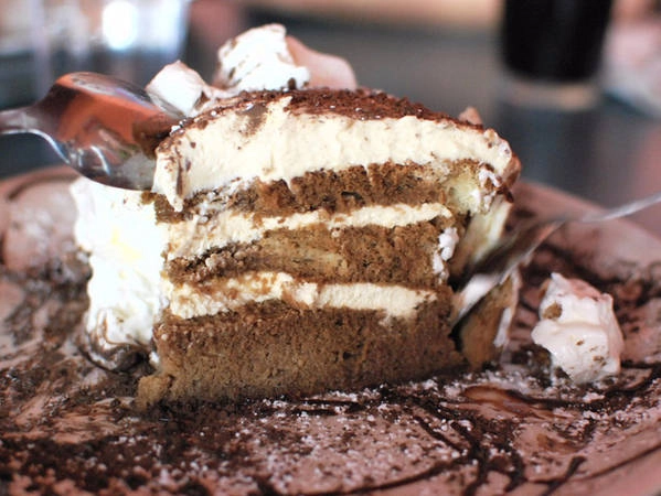 3. Tiramisu: Tiramisu trong tiếng Ý nghĩa là “Hãy mang em đi”. Nó là sự pha trộn đầy mê hoặc giữa vị cà phê thơm lừng, phô mai béo ngậy, rượu rum nồng nàn hòa quyện giữa các lớp bộp mịn màng và ngọt ngào. Cuối cùng, lớp bột ca cao phủ bên ngoài đọng lại trên đầu lưỡi với vị đắng khó phai và khó quên đến “day dứt”. 3. Tiramisu: Tiramisu trong tiếng Ý nghĩa là “Hãy mang em đi”. Nó là sự pha trộn đầy mê hoặc giữa vị cà phê thơm lừng, phô mai béo ngậy, rượu rum nồng nàn hòa quyện giữa các lớp bộp mịn màng và ngọt ngào. Cuối cùng, lớp bột ca cao phủ bên ngoài đọng lại trên đầu lưỡi với vị đắng khó phai và khó quên đến “day dứt”.