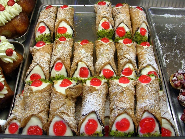 4. Cannoli: Cannoli có nguồn gốc từ đảo Sicily nổi tiếng. Những chiếc bánh ngọt chiên hình ống bên trong chứa ngập loại phô mai ricotta béo thơm của Ý thực sự khiến bất cứ ai nhìn cũng phải nuốt nước miếng. 4. Cannoli: Cannoli có nguồn gốc từ đảo Sicily nổi tiếng. Những chiếc bánh ngọt chiên hình ống bên trong chứa ngập loại phô mai ricotta béo thơm của Ý thực sự khiến bất cứ ai nhìn cũng phải nuốt nước miếng.
