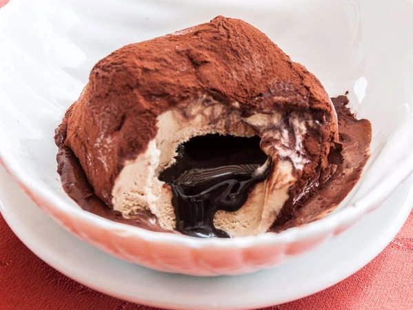 5. Tartufo: Lớp vỏ bên ngoài của tartufo được làm từ kem, có hình dáng như một cây nấm cục xấu xí nhưng bên trong lại chứa loại nhân lỏng sền sệt làm từ sô cô la hoặc trái cây cực kỳ ngon. Thông thường, một chiếc tartufo sẽ kết hợp vị của hai loại kem và được pha bằng tay. 5. Tartufo: Lớp vỏ bên ngoài của tartufo được làm từ kem, có hình dáng như một cây nấm cục xấu xí nhưng bên trong lại chứa loại nhân lỏng sền sệt làm từ sô cô la hoặc trái cây cực kỳ ngon. Thông thường, một chiếc tartufo sẽ kết hợp vị của hai loại kem và được pha bằng tay.