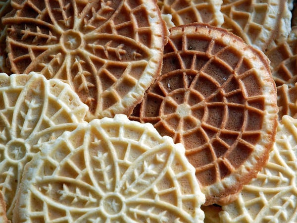 6. Pizzelle: Pizzelle có hình tổ ong hoặc tròn như những chiếc bánh bích quy, được nướng trên sắt nóng để tạo độ giòn. Đôi khi, người ta nhồi nhân kem vào bên trong và cuộn tròn lại để Pizzelle có hình như những chiếc bánh quế. 6. Pizzelle: Pizzelle có hình tổ ong hoặc tròn như những chiếc bánh bích quy, được nướng trên sắt nóng để tạo độ giòn. Đôi khi, người ta nhồi nhân kem vào bên trong và cuộn tròn lại để Pizzelle có hình như những chiếc bánh quế.
