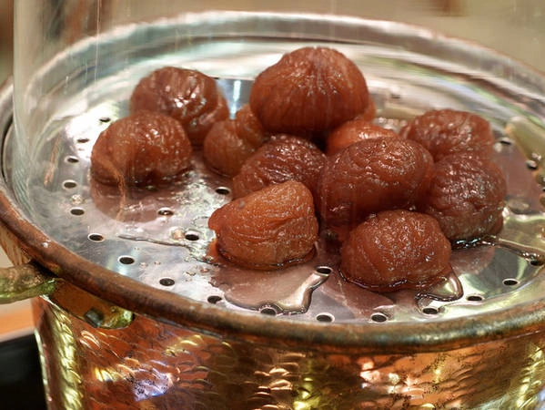 7. Marrons glacés: Hạt dẻ nướng hoặc luộc bao phủ trong một lớp si-rô đường và men tạo thành một loại bánh tráng miệng vô cùng ưa thích của người Ý, Marrons glacés. 7. Marrons glacés: Hạt dẻ nướng hoặc luộc bao phủ trong một lớp si-rô đường và men tạo thành một loại bánh tráng miệng vô cùng ưa thích của người Ý, Marrons glacés.