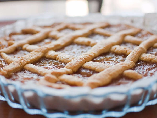 8. Crostata: Loại bánh tart ngon ngất ngây này có nguồn gốc từ thế kỷ thứ 15. Người Ý thường làm Crostata với nhân hoa quả hoặc bơ ricotta. 8. Crostata: Loại bánh tart ngon ngất ngây này có nguồn gốc từ thế kỷ thứ 15. Người Ý thường làm Crostata với nhân hoa quả hoặc bơ ricotta.