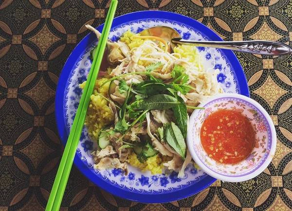 Kết thúc chuyến đi, "chiến lợi phẩm" Yến thu được là toàn bộ số ảnh chụp bằng điện thoại. Hai chiếc bánh chưng mẹ nhét vào ba lô, các món ăn địa phương dân dã cùng những người bạn mới giúp cô gái hoàn thành chuyến đi đầy ý nghĩa. Kết thúc chuyến đi, "chiến lợi phẩm" Yến thu được là toàn bộ số ảnh chụp bằng điện thoại. Hai chiếc bánh chưng mẹ nhét vào ba lô, các món ăn địa phương dân dã cùng những người bạn mới giúp cô gái hoàn thành chuyến đi đầy ý nghĩa.