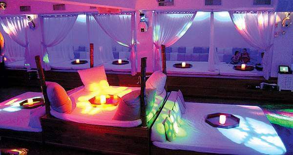 Nhà hàng BED, Miami, bang Florida, Mỹ. BED là viết tắt của ba từ, đồ uống, giải trí và bữa tối trong tiếng Anh. Và thực khách khi đến đây sẽ được phục vụ những thứ ấy ở ngay trên giường, bên các ngọn nến và ánh đèn hồng lãng mạn. Nhà hàng BED, Miami, bang Florida, Mỹ. BED là viết tắt của ba từ, đồ uống, giải trí và bữa tối trong tiếng Anh. Và thực khách khi đến đây sẽ được phục vụ những thứ ấy ở ngay trên giường, bên các ngọn nến và ánh đèn hồng lãng mạn.