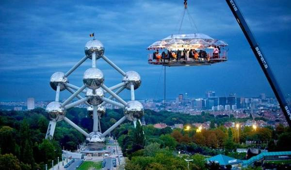 Dinner In The Sky là một quán ăn kiểu mới tại Bỉ mà thực khách có thể thưởng thức món ăn trên một chiếc bàn lơ lửng giữa không trung. Một chiếc cần cẩu sẽ nâng bàn ăn mang theo các thực khách cùng nhân viên phục vụ lên độ cao gần 50 m giữa không trung. Dinner In The Sky là một quán ăn kiểu mới tại Bỉ mà thực khách có thể thưởng thức món ăn trên một chiếc bàn lơ lửng giữa không trung. Một chiếc cần cẩu sẽ nâng bàn ăn mang theo các thực khách cùng nhân viên phục vụ lên độ cao gần 50 m giữa không trung.