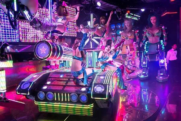 Nhà hàng Robot,Tokyo, Nhật Bản. Nằm giữa khu phố đèn đỏ nổi tiếng của Nhật Bản, nhà hàng được thiết kế độc đáo và được phục vụ bởi những cô nàng robot cực kỳ quyến rũ. Quy tắc của nhà hàng là chỉ cho phép những ai trên18tuổi trở lên được vào nhà hàng, không mặc trang phục cosplay, không có hình xăm, không đeokính máttrong suốt quá trình diễn ra show. Nhà hàng Robot,Tokyo, Nhật Bản. Nằm giữa khu phố đèn đỏ nổi tiếng của Nhật Bản, nhà hàng được thiết kế độc đáo và được phục vụ bởi những cô nàng robot cực kỳ quyến rũ. Quy tắc của nhà hàng là chỉ cho phép những ai trên18tuổi trở lên được vào nhà hàng, không mặc trang phục cosplay, không có hình xăm, không đeokính máttrong suốt quá trình diễn ra show.