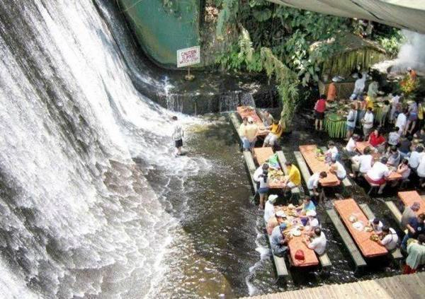 Nhà hàng dưới chân thác Labassin, Philippines là một địa điểm ăn uống lý tưởng thuộc khu biệt thự Escudero nằm ở thành phố San Pablo thuộc tỉnh Quezon ở Philippines. Labassin đã không còn xa lạ với người dân và các khách du lịch khi đến Philippines bởi vì khi nói đến cái tên này người ta ai cũng nghĩ ngay ra một nhà hàng đặc biệt ấn tượng, bao quanh nó là một không gian rộng lớn, có bàn ăn, có thác nước và cây cối. 15-nha-hang-ky-quac-nhat-tren-the-gioi-ivivu-Nhà hàng dưới chân thác Labassin, Philippines là một địa điểm ăn uống lý tưởng thuộc khu biệt thự Escudero nằm ở thành phố San Pablo thuộc tỉnh Quezon ở Philippines. Labassin đã không còn xa lạ với người dân và các khách du lịch khi đến Philippines bởi vì khi nói đến cái tên này người ta ai cũng nghĩ ngay ra một nhà hàng đặc biệt ấn tượng, bao quanh nó là một không gian rộng lớn, có bàn ăn, có thác nước và cây cối.4