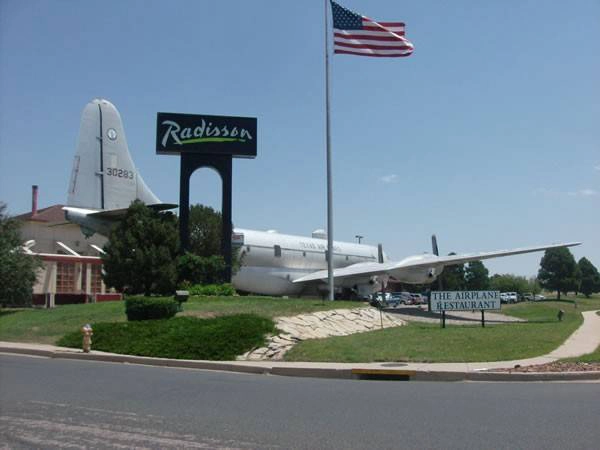 Nhà hàng trên máy bay. Nhà hàng nằm bên trong một chiếc Boeing KC-97, menu các món ăn của nhà hàng gồm có bánh mì kẹp, súp, vànhững loại thức ăn đặc biệt khác, nó có thể sẽ cho bạn một trải nghiệm tốt hơn những gì bạn nhận được trên một chuyến bay thực tế. Nhà hàng trên máy bay. Nhà hàng nằm bên trong một chiếc Boeing KC-97, menu các món ăn của nhà hàng gồm có bánh mì kẹp, súp, vànhững loại thức ăn đặc biệt khác, nó có thể sẽ cho bạn một trải nghiệm tốt hơn những gì bạn nhận được trên một chuyến bay thực tế.