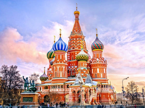 Nhà thờ St. Basil, Moscow, Nga: Nhà thờ St. Basil được hoàn thành từ năm 1560, thiết kế đẹp và kiến trúc độc đáo của nhà thờ vẫn còn nguyên vẹn cho đến ngày nay. St. Basil nằm trong Quảng trường Đỏ ở Moscow, hiện nay nhà thờ là một viện bảo bảo tàng. Mỗi năm, chỉ có một ngày cầu nguyện duy nhất tại nhà thờ vào tháng 10. Ảnh: MarinaDa/Shutterstock.