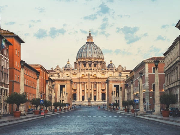 Nhà thờ Thánh Phêrô, thành Vatican, Italy: Nhà thờ Thánh Phêrô ở Vatican là trung tâm của nhà thờ Công giáo và là nhà thờ lớn nhất trên thế giới. Đây không chỉ là kiệt tác kiến trúc, mà còn là nơi gìn giữ những tác phẩm nghệ thuật lịch sử tuyệt vời. Trong đó, tác phẩm điêu khắc "Pietà" của Michelangelo được đặt tại nhà thờ St. Peter's , cũng như nhiều đồ trang trí công phu và các tác phẩm nghệ thuật khác. Ảnh: M.V. Photography/Shutterstock.