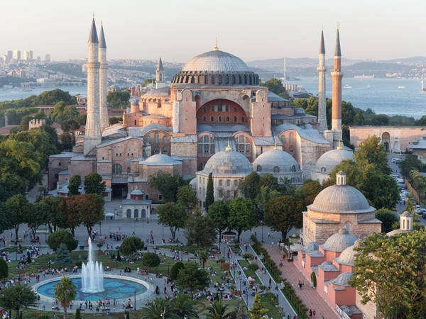 Nhà thờ Hagia Sophia, Istanbul, Thổ Nhĩ Kỳ: Nhà thờ là một kiệt tác kiến trúc và được sử dụng cho nhiều mục đích khác nhau trong quá trình lịch sử. Đầu tiên, nơi đây được sử dụng như một nhà thờ và bây giờ là một viện bảo tàng. Công trình là một ví dụ tuyệt vời của kiến trúc Byzantine, bên cạnh mái vòm tuyệt đẹp và bốn tháp bên ngoài, nhà thờ này còn có những bức tranh khảm bên trong có niên đại từ thế kỷ thứ 9. Ảnh: Mehmet Cetin/Shutterstock.