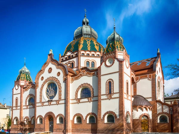 Nhà thờ Subotica Synagogue, Subotica, Serbia: Giáo đường Do Thái Subotica không chỉ nổi bật về kiến trúc mà còn là biểu tượng văn hóa của cộng đồng địa phương. Nằm gần biên giới của Serbia và Hungary, nhà thờ được xây dựng vào năm 1902 và đã sống sót qua cả Thế chiến I và II. Nhà thờ đã trải qua nhiều cuộc phục dựng từ năm 2003 nhằm bảo tồn nguyên vẹn các giá trị văn hóa, kiến trúc. Ảnh: Nenad Nedomacki/Shutterstock.