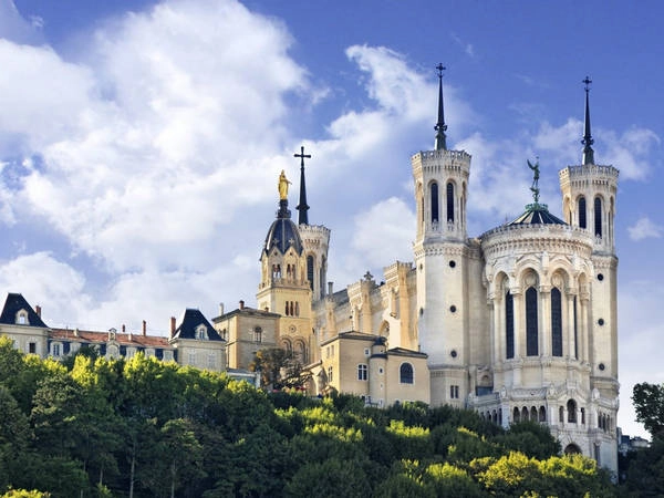 Nhà thờ Notre-Dame de Fourvière, Lyon, Pháp: Nhà thờ Notre-Dame de Fourvière nằm trên đỉnh một ngọn đồi dốc ngay bên ngoài trung tâm thành phố Lyon. Bước vào bên trong nhà thờ, du khách sẽ tìm thấy những bức tranh khảm và đồ trang trí vàng rực rỡ. Trong khi phía bên ngoài của nhà thờ cung cấp tầm nhìn tuyệt đẹp về đường chân trời và toàn cảnh thành phố Lyon. Ngoài ra, du khách cũng có thể tham quan hầm mộ của Thánh Giuse bên dưới nhà thờ. Ảnh: Davizro Photography/Shutterstock.