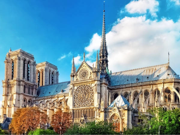 Nhà thờ Đức Bà Notre-Dame, Paris, Pháp: Nhà thờ Đức Bà tượng trưng cho kiến trúc Gothic Pháp cổ điển và là một trong những điểm tham quan nổi tiếng nhất Paris. Nhà thờ tuyệt đẹp nằm ở Île de la Cité, một hòn đảo nhỏ trên sông Seine. Khi leo lên đỉnh của nhà thờ, du khách không chỉ được chiêm ngưỡng toàn thành phố mà còn có cái nhìn cận cảnh những tượng đá hình thú nổi tiếng đóng vai trò bảo vệ nhà thờ. Ảnh: Brian Kinney/Shutterstock.